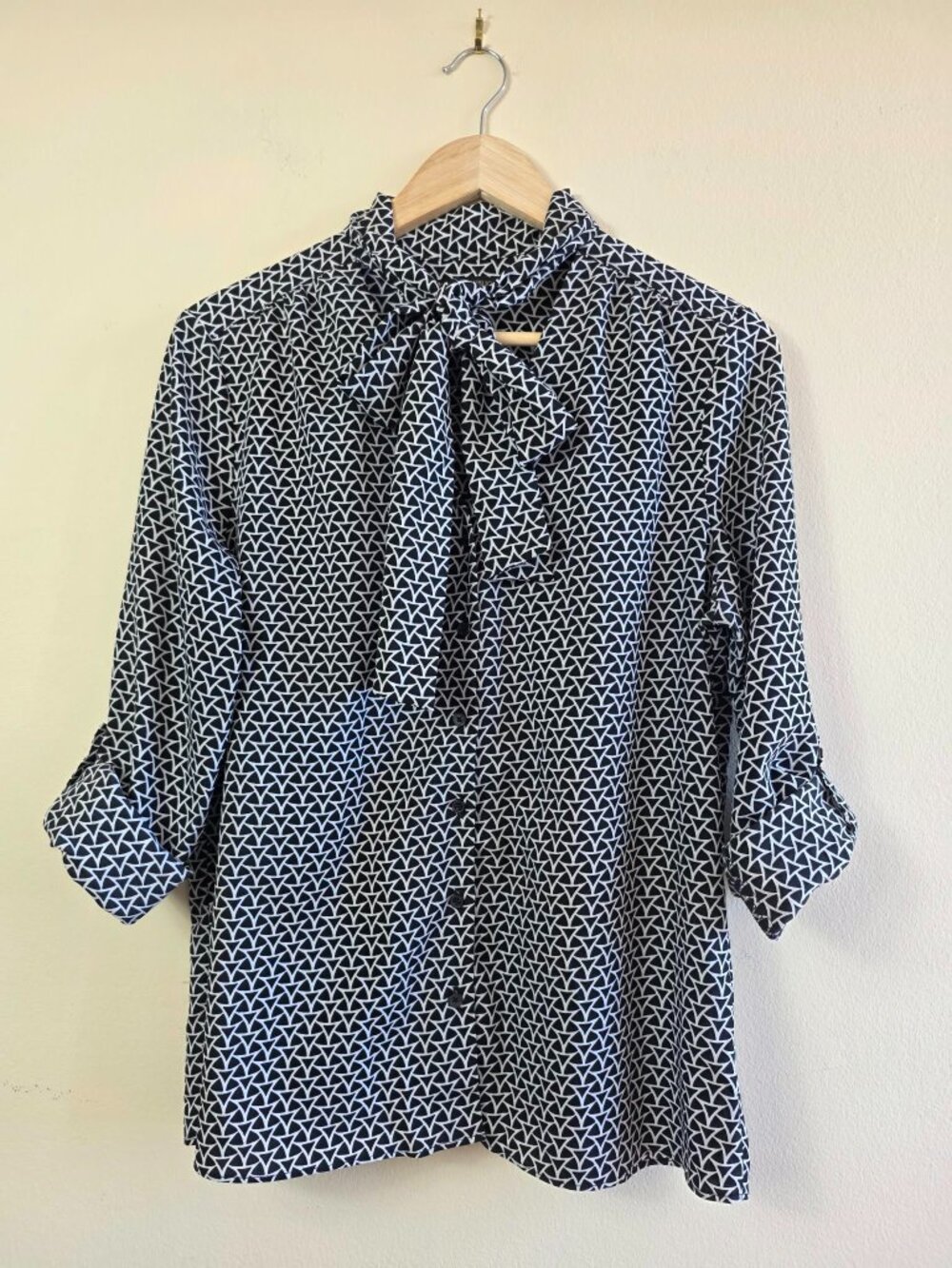 Banana Republic Geometric Tie-Neck Blouse Roll-Tab Sleeve Size M Petite Career